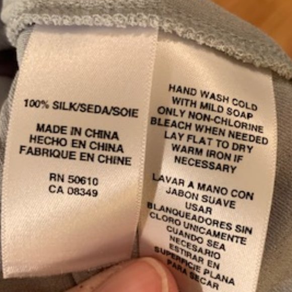 *HP* Beautiful Anne Klein pale blue silk blouse - Picture 5 of 8